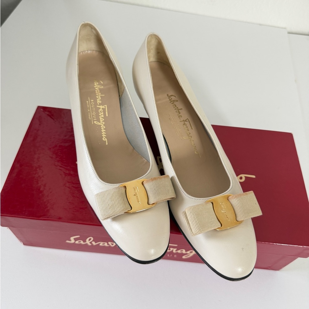 Salvatore Ferragamo Vara Bow Pumps Heel3’ Cream Gold Buckle Sz 7.5 Made In Italy - Picture 6 of 16